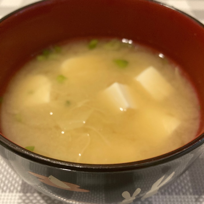 余った千切りキャベツで☆豆腐とキャベツの味噌汁♪